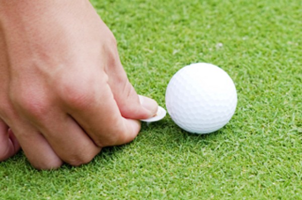 ゴルフマーカーとは？ゴルフの必需品であるゴルフマーカーを詳しく解説サムネイル